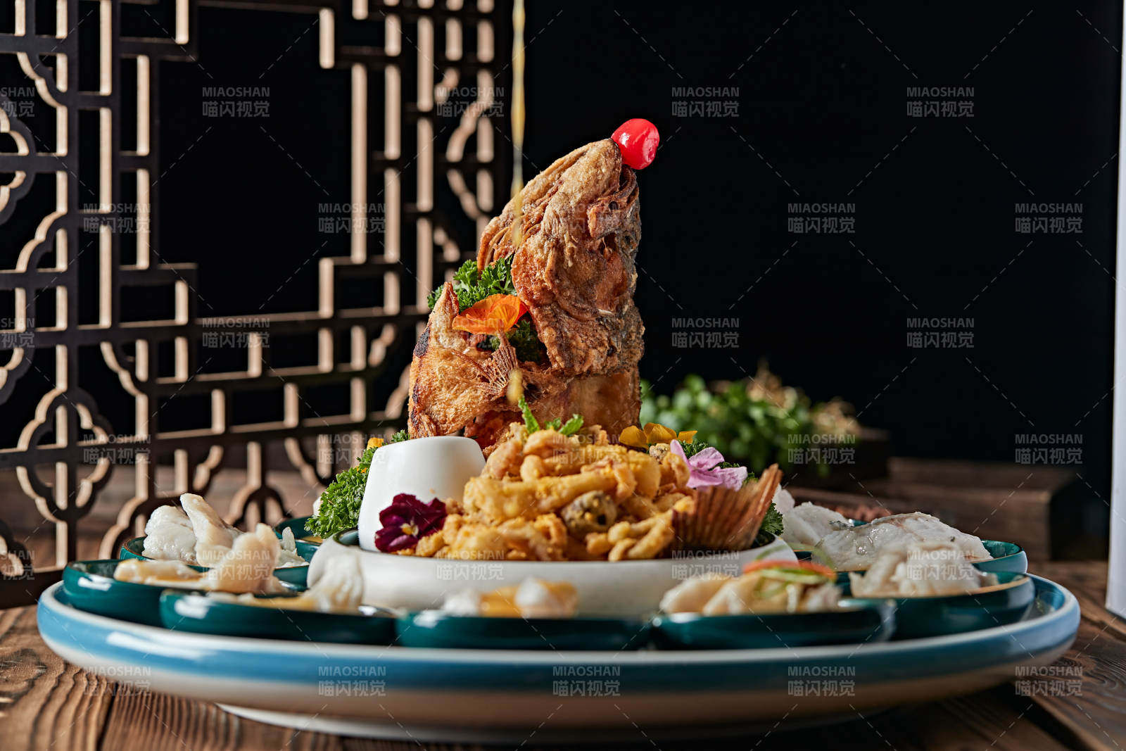 精美摆盘的两吃海鲈鱼