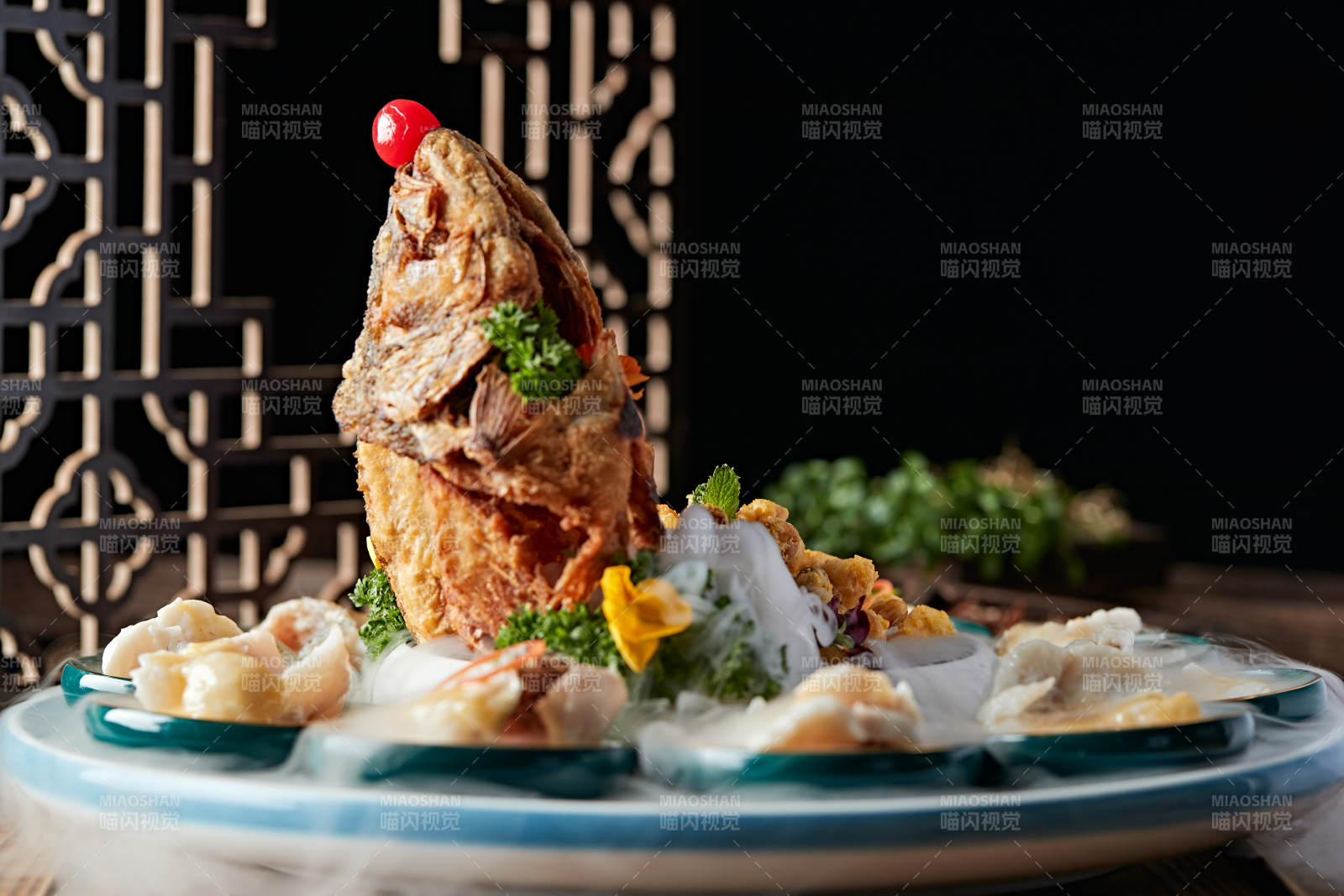 精美摆盘的两吃海鲈鱼