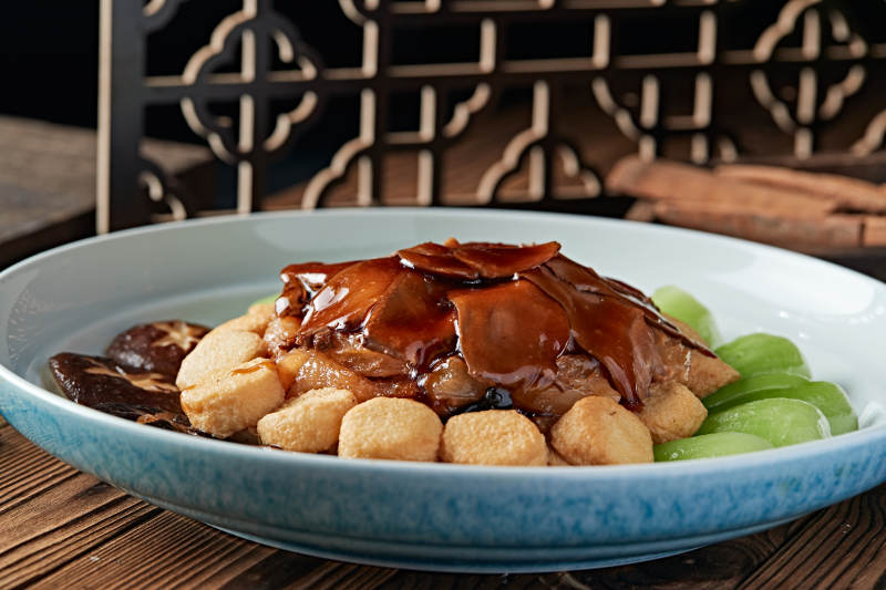 红烧浇汁牛蹄筋配杏鲍菇油炸内酯豆腐