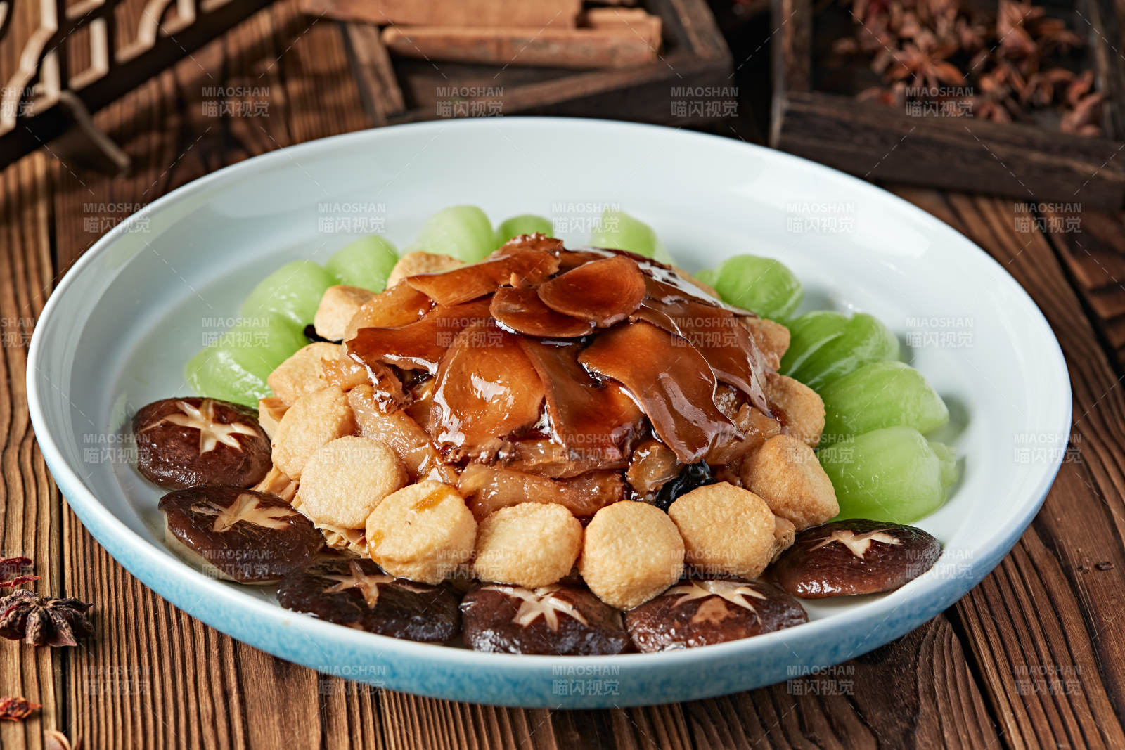 紅燒澆汁牛蹄筋配杏鮑菇油炸內酯豆腐