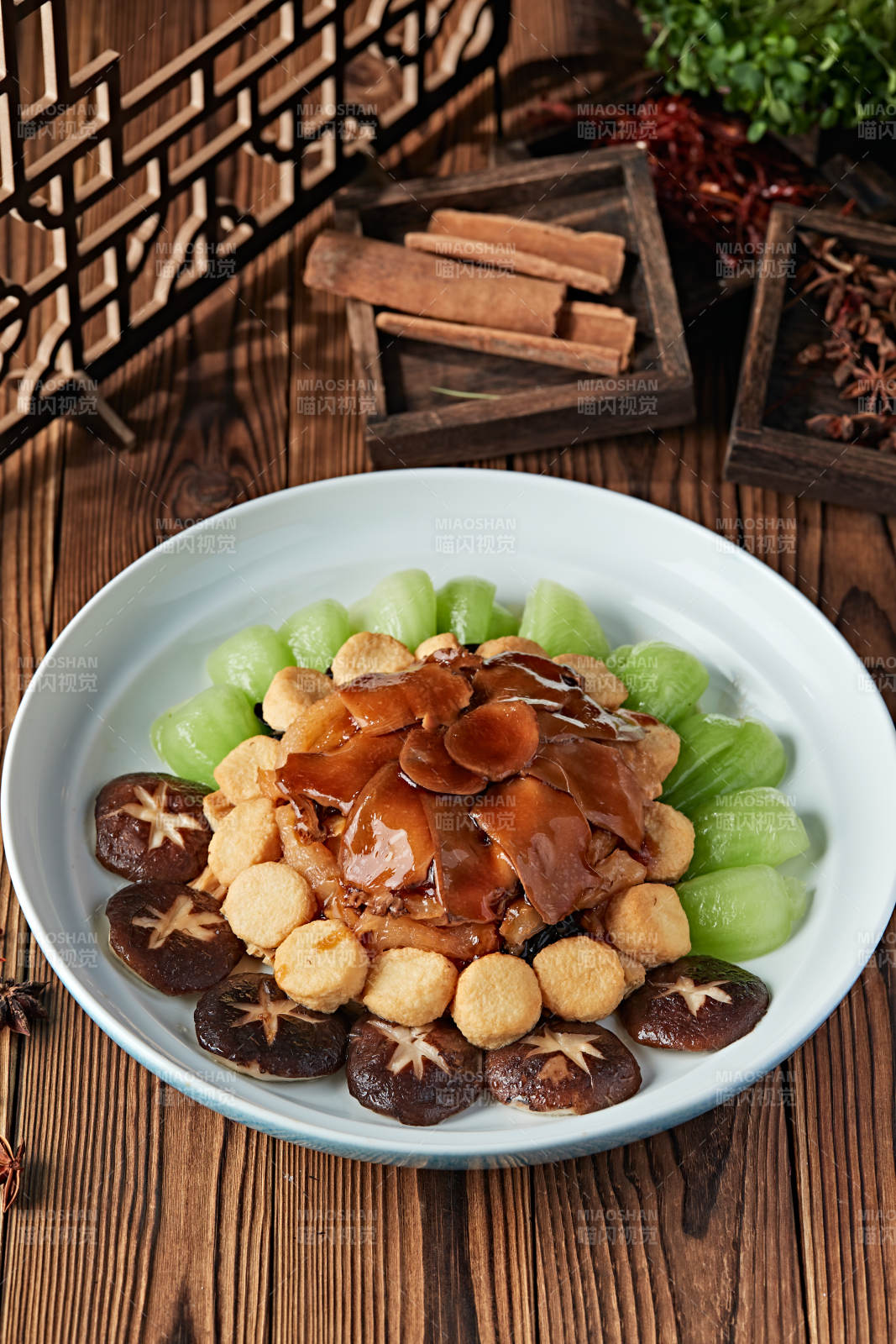 紅燒澆汁牛蹄筋配杏鮑菇油炸內酯豆腐