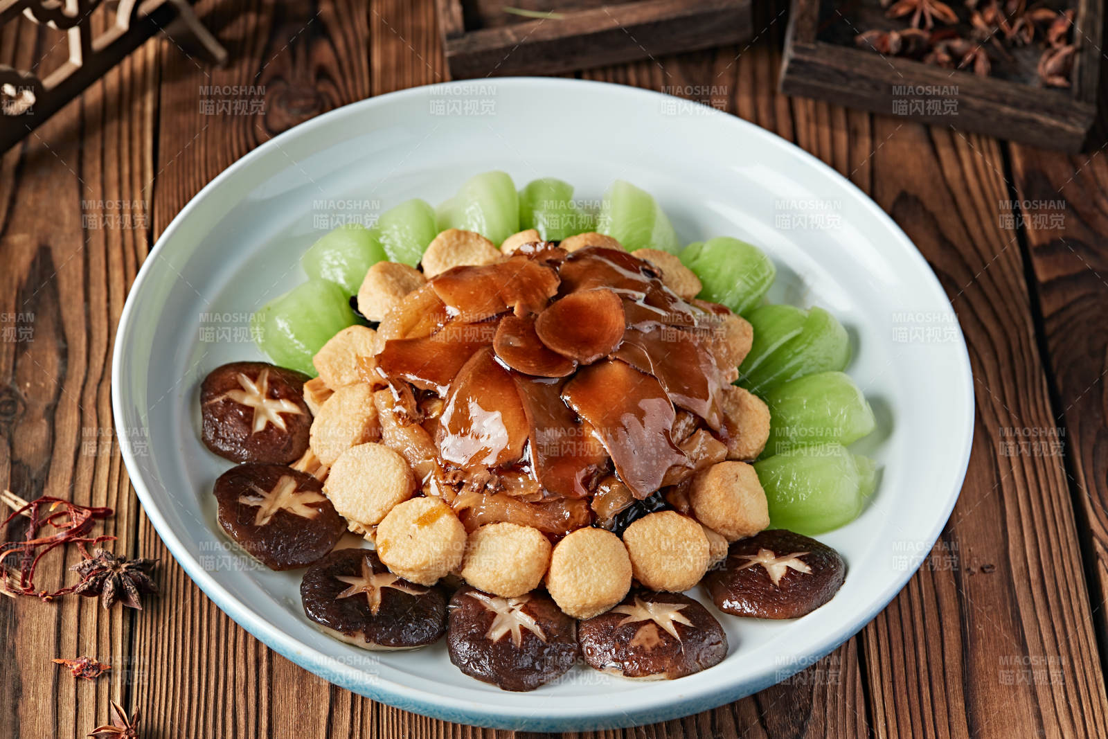 紅燒澆汁牛蹄筋配杏鮑菇油炸內(nèi)酯豆腐