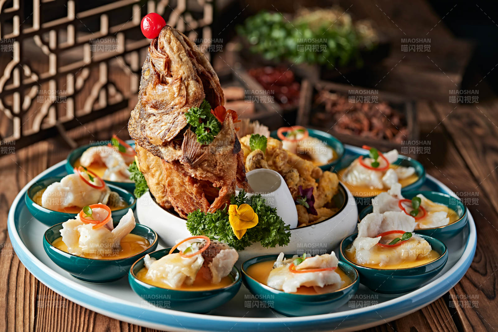 精美摆盘的两吃海鲈鱼