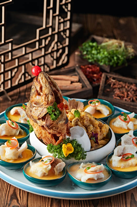 精美摆盘的两吃海鲈鱼