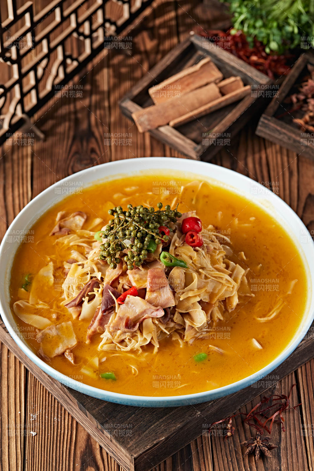 椒麻香辣笋片炖猪肚