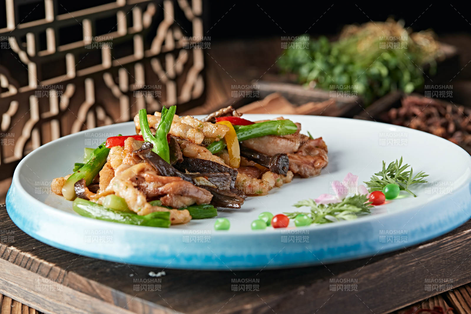 彩椒芥蓝松蘑炒里脊丝