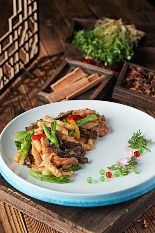 彩椒芥蓝松蘑炒里脊丝