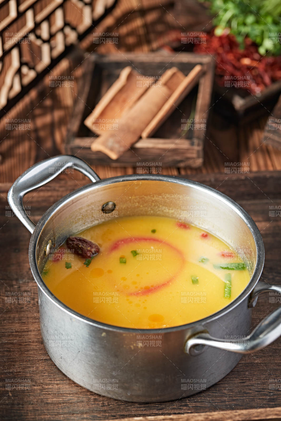 各種美味自助火鍋湯底