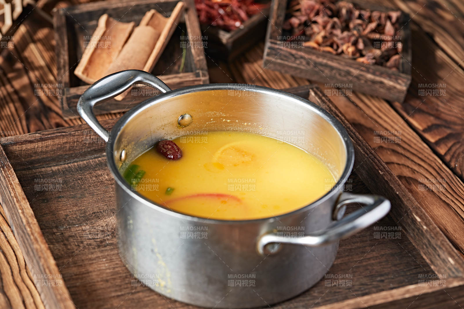 各種美味自助火鍋湯底