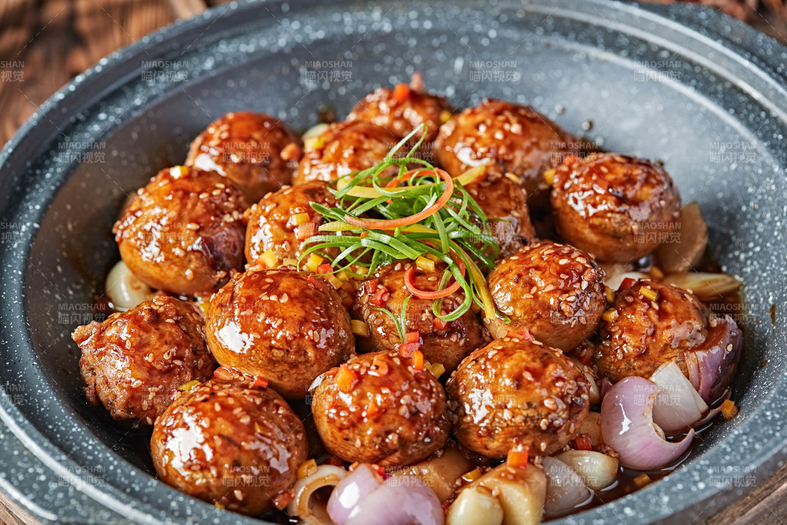 砂锅洋葱蒜子酱烧肉馅酿口蘑