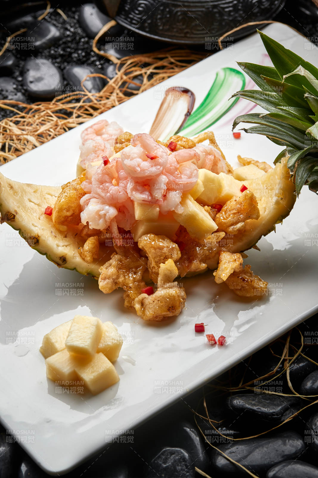 白色瓷盤裝的鮮菠蘿蝦仁咕咾肉