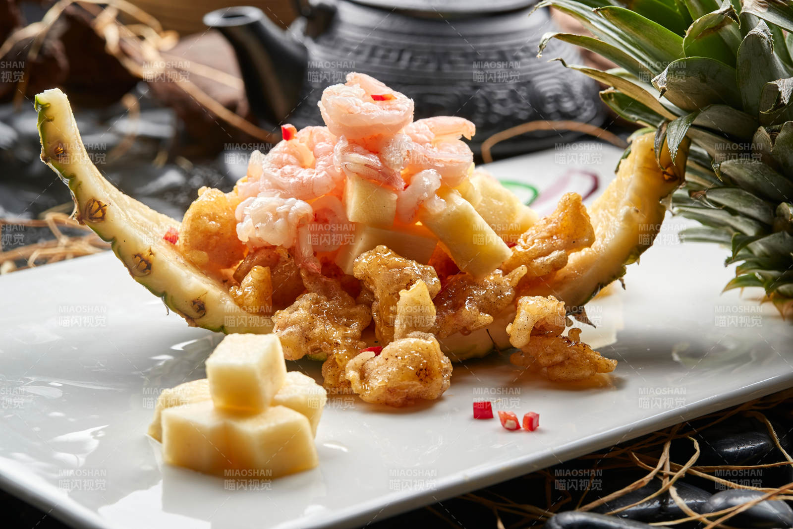 白色瓷盤裝的鮮菠蘿蝦仁咕咾肉