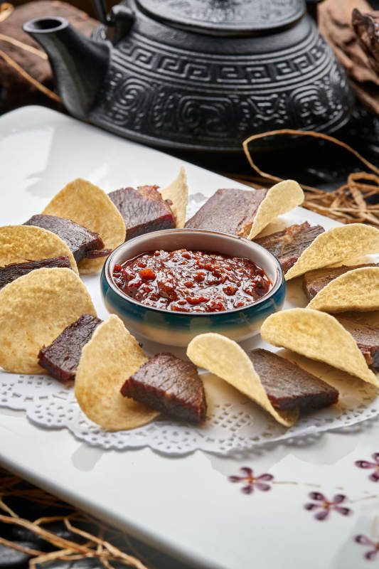 白色瓷盘装的蘸酱脆香牛瓜条配薯片