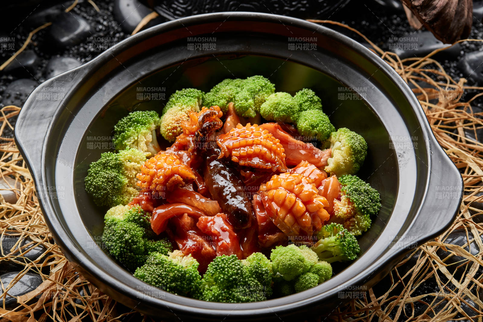 砂鍋鮮鮑魚皮參燜蹄筋配西藍花