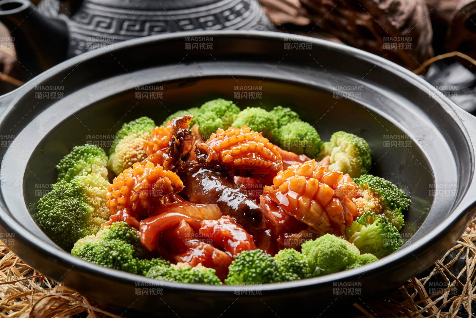 砂鍋鮮鮑魚皮參燜蹄筋配西藍花