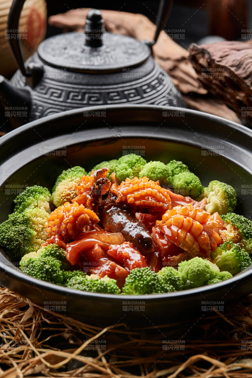 砂鍋鮮鮑魚皮參燜蹄筋配西藍花