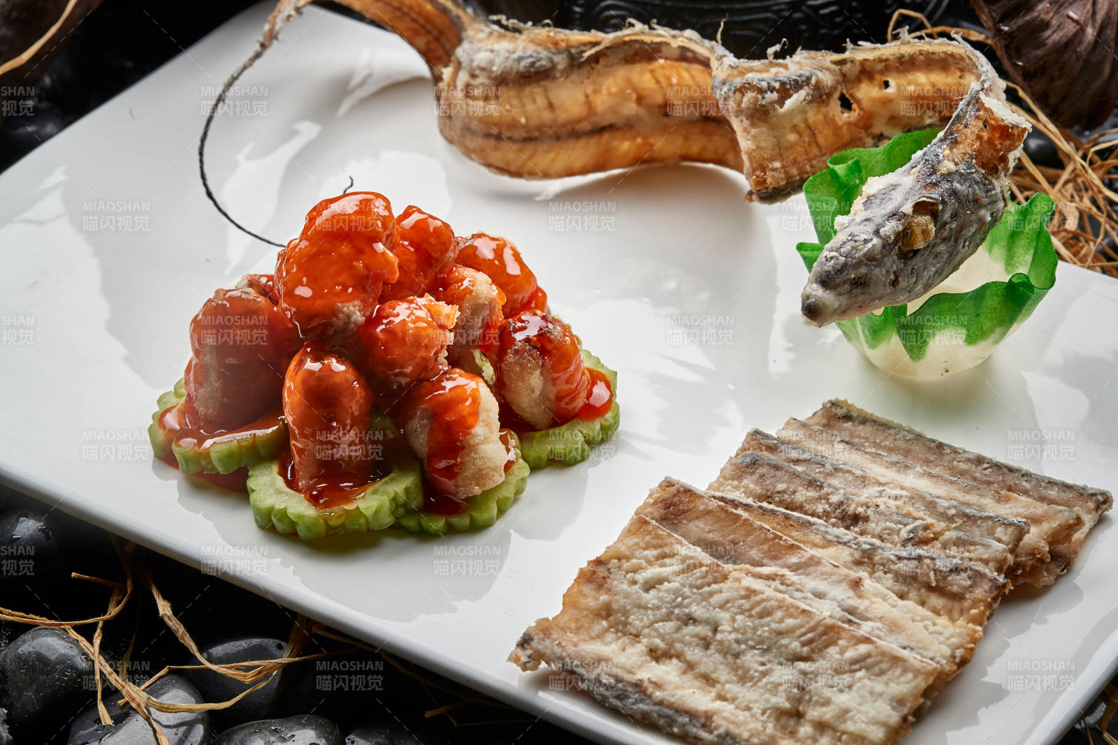 浇汁带鱼肉泥卷配油炸带鱼骨