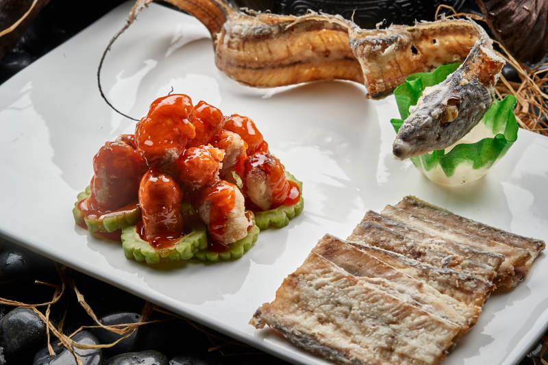 澆汁帶魚肉泥卷配油炸帶魚骨