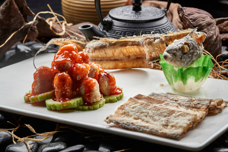 澆汁帶魚肉泥卷配油炸帶魚骨