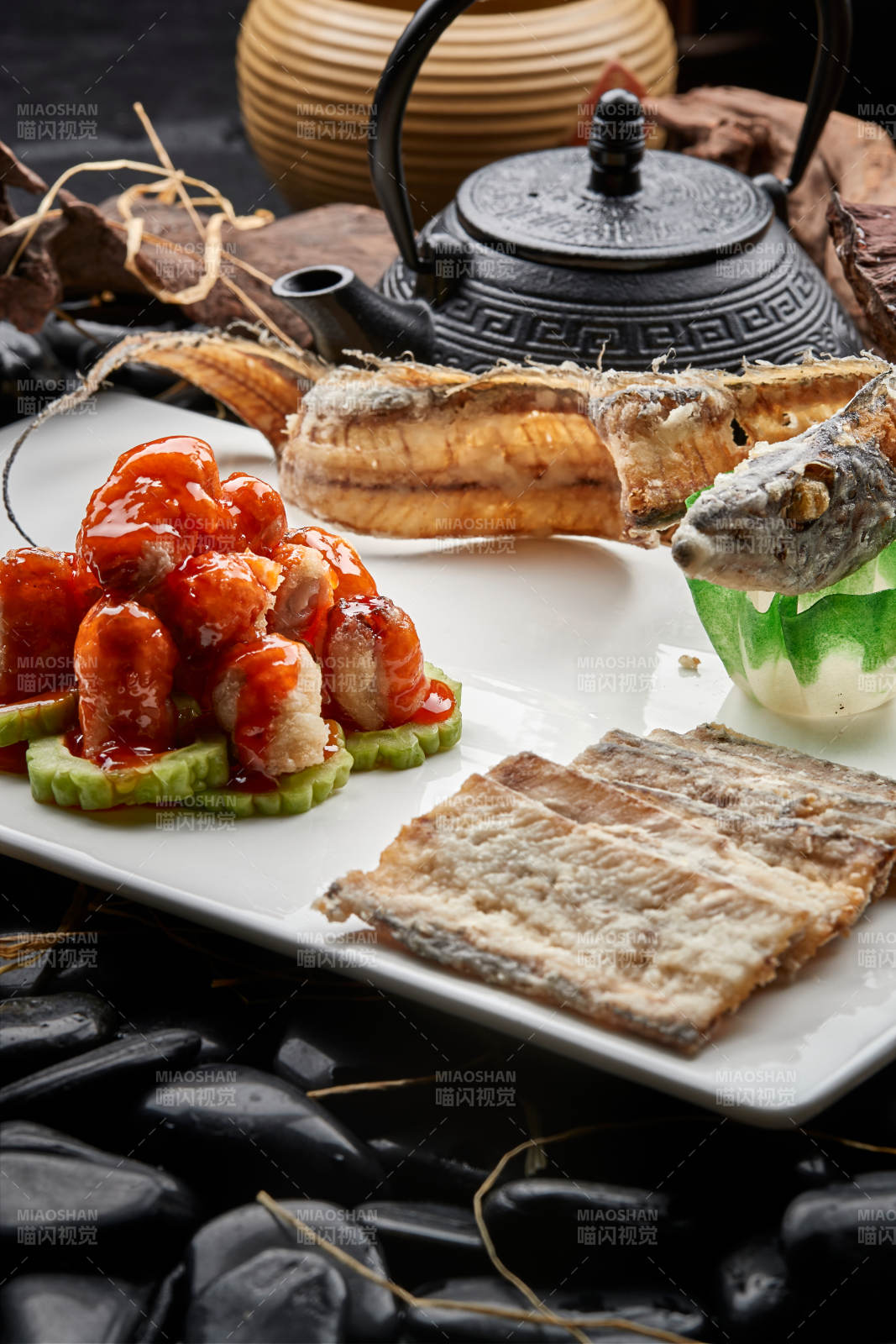 浇汁带鱼肉泥卷配油炸带鱼骨