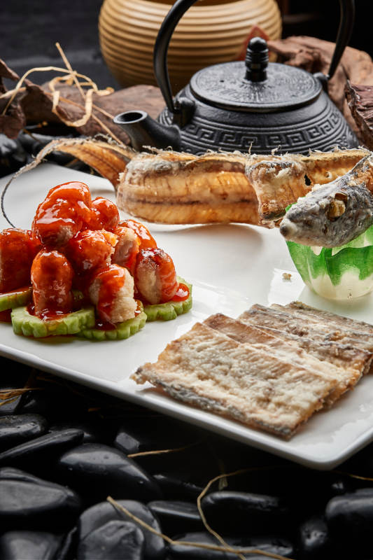 澆汁帶魚肉泥卷配油炸帶魚骨