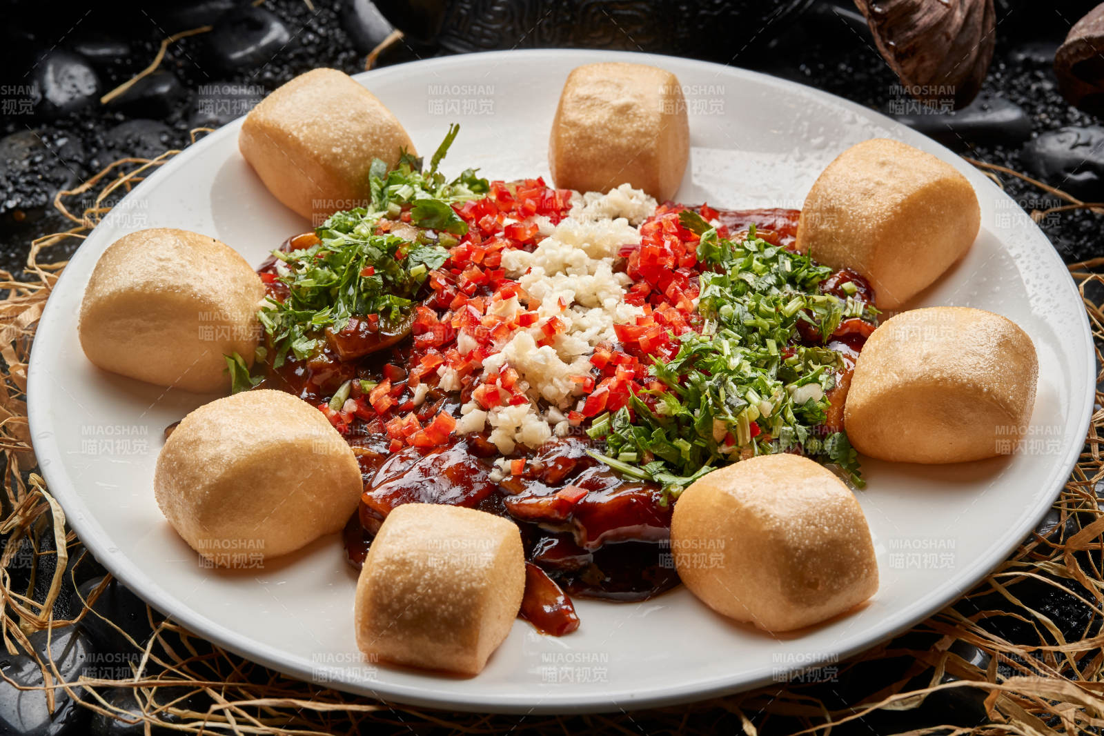 油炸小馒头配剁椒蒜蓉酱汁猪排