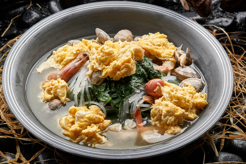 墨鱼丝大虾炒蛋菠菜花蛤铁锅炖