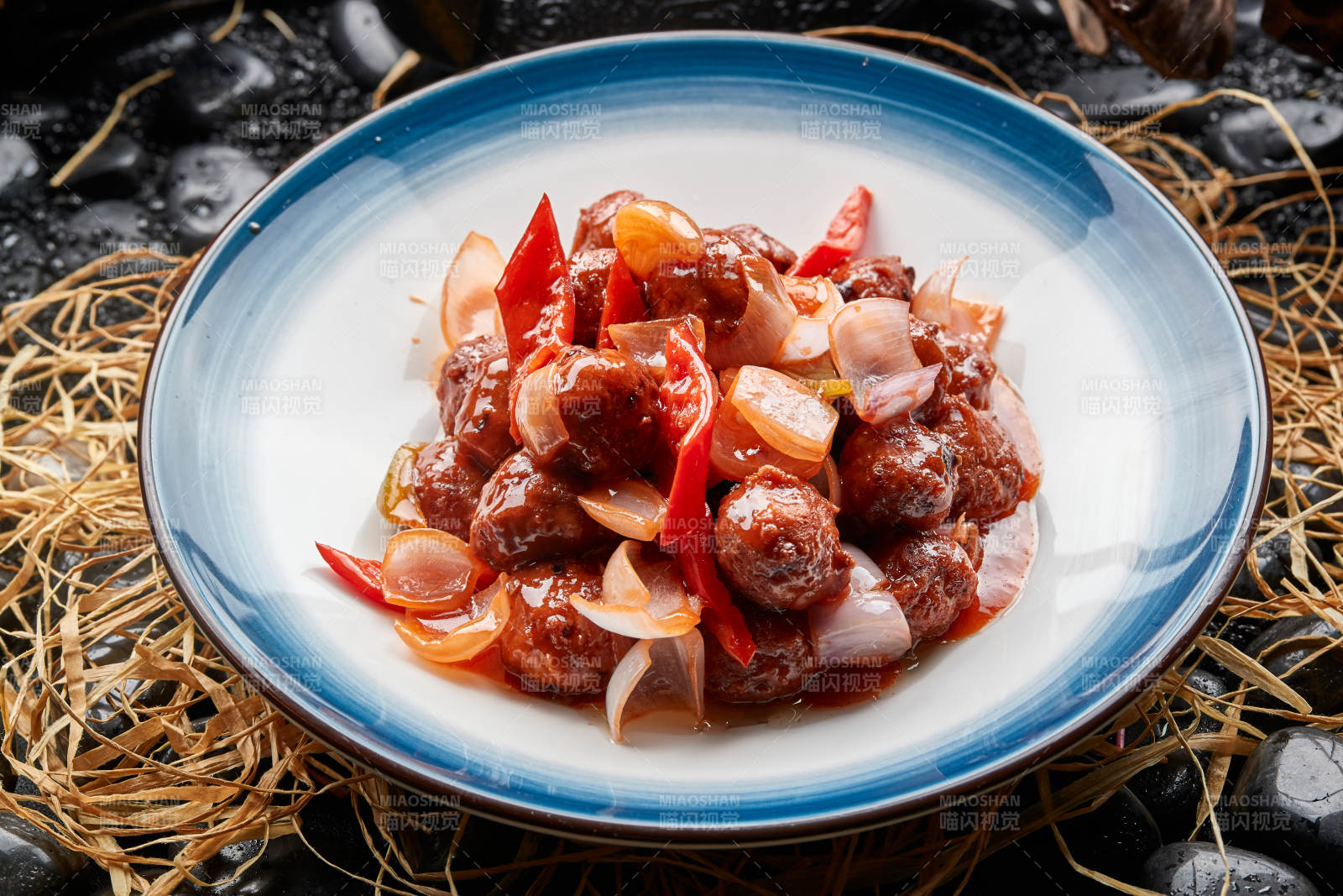 白色瓷盘装的红烧丸子