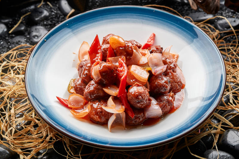 白色瓷盘装的红烧丸子