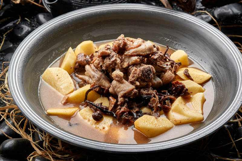 土豆榛蘑铁锅炖柴鸡块