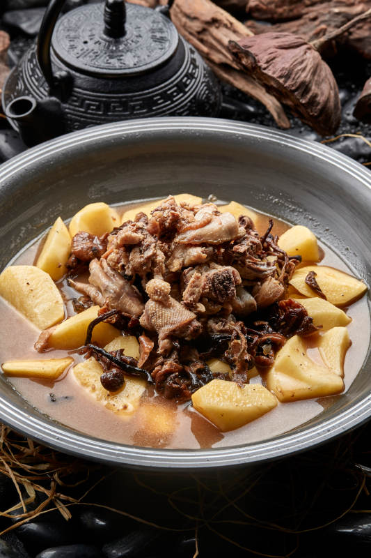 土豆榛蘑铁锅炖柴鸡块