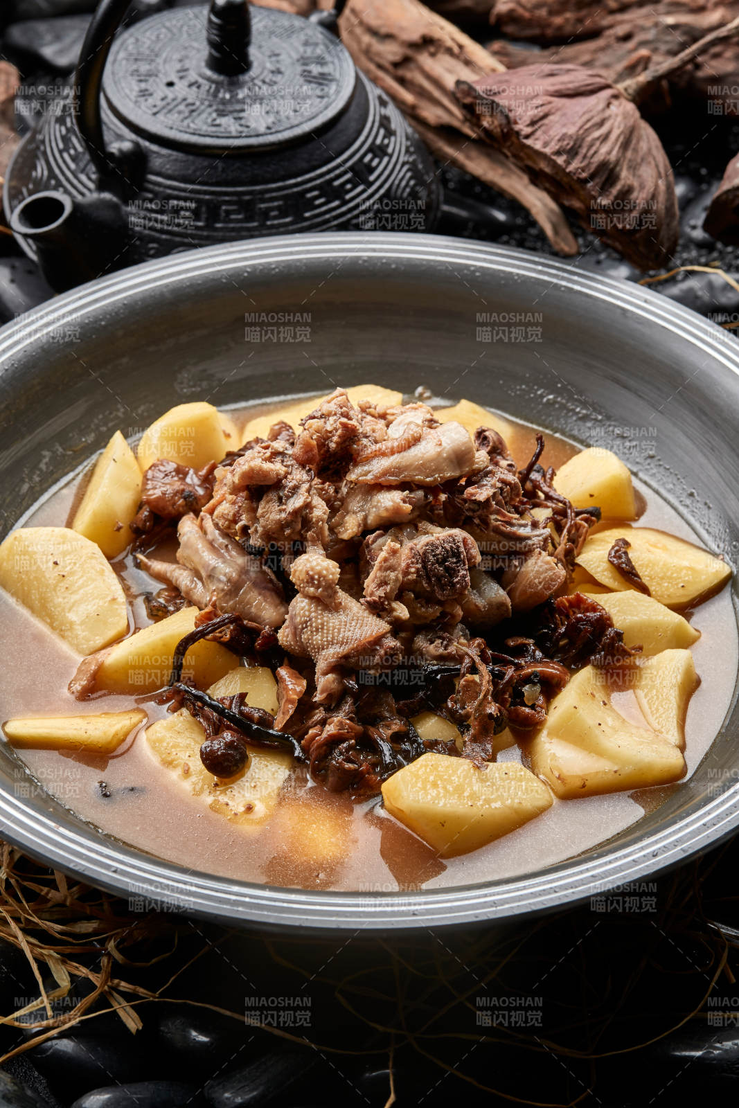 土豆榛蘑铁锅炖柴鸡块