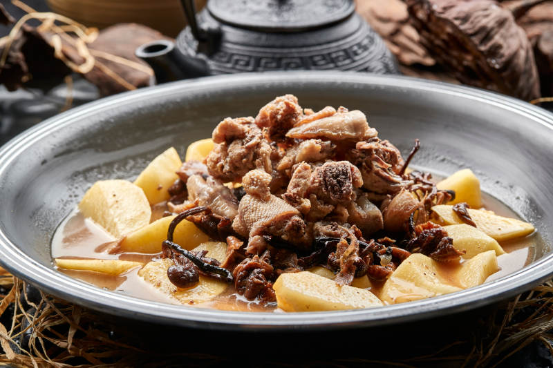 土豆榛蘑铁锅炖柴鸡块