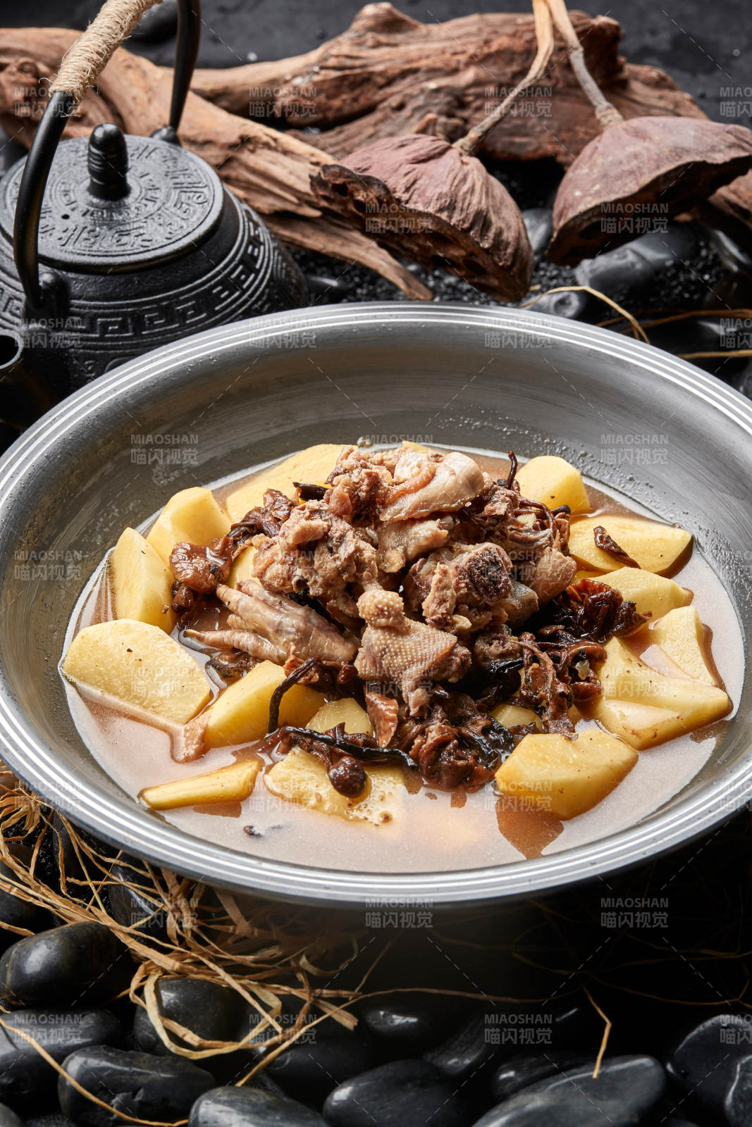 土豆榛蘑铁锅炖柴鸡块