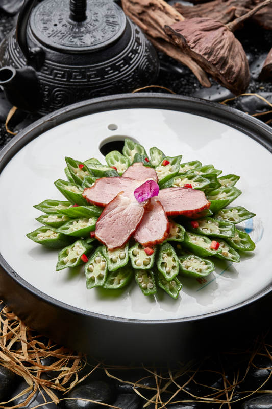 凉拌鲜秋葵配烟熏鸭胸片