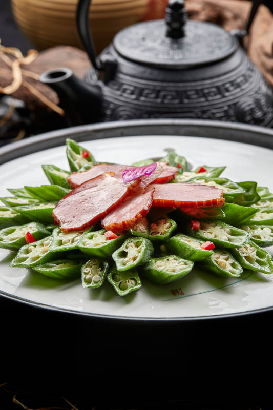 凉拌鲜秋葵配烟熏鸭胸片