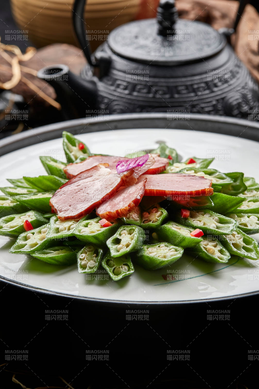 凉拌鲜秋葵配烟熏鸭胸片