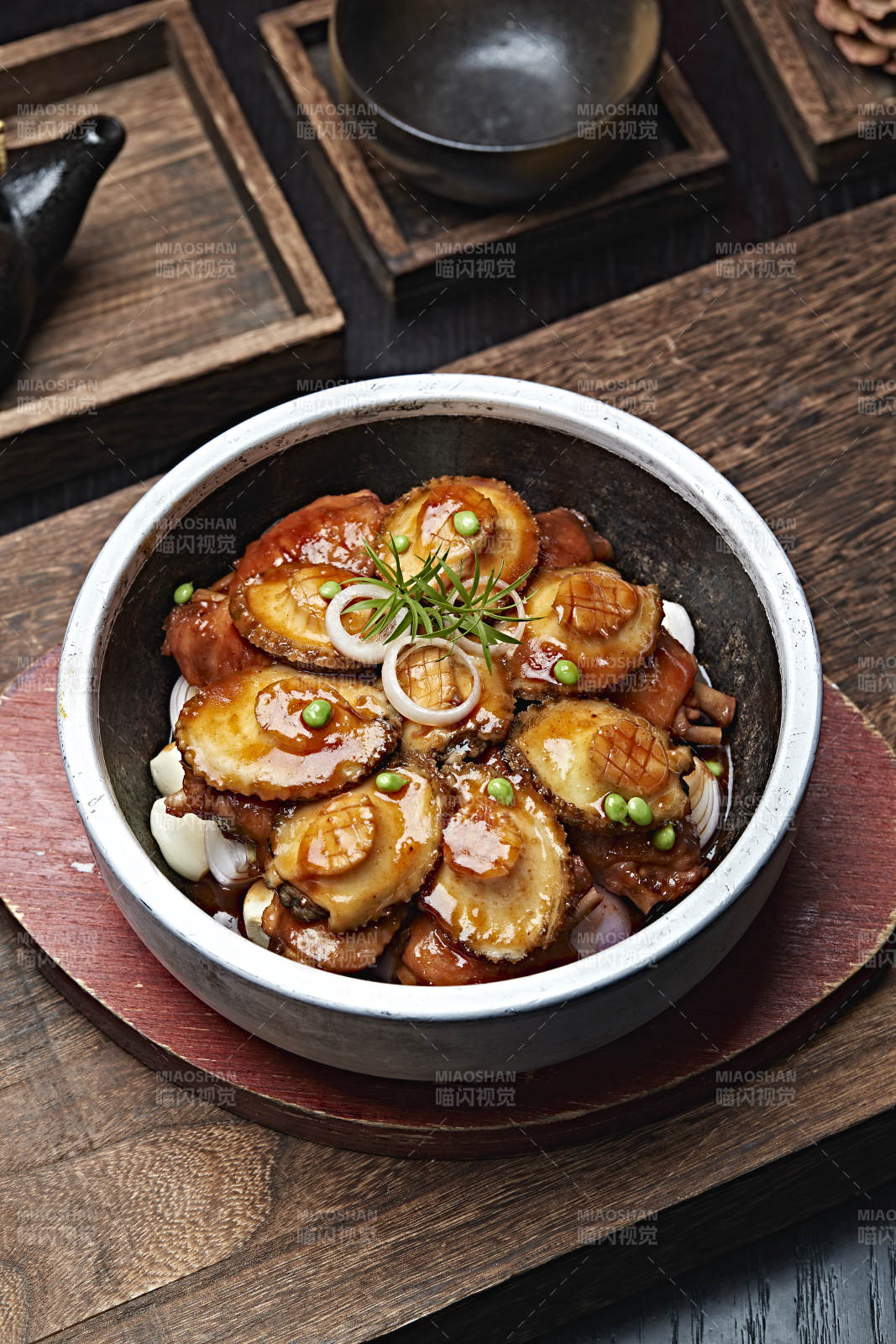 石锅猪脚煨鲍鱼