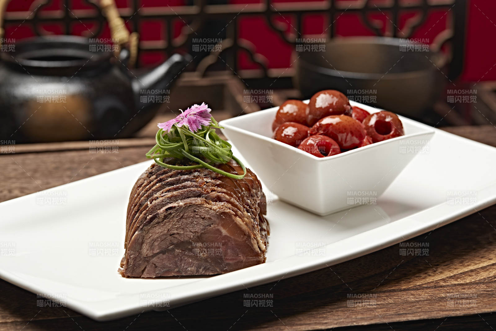 五香牛腱切片配山楂果