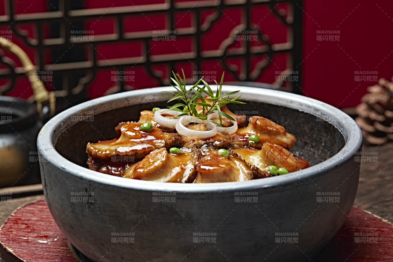 石锅猪脚煨鲍鱼