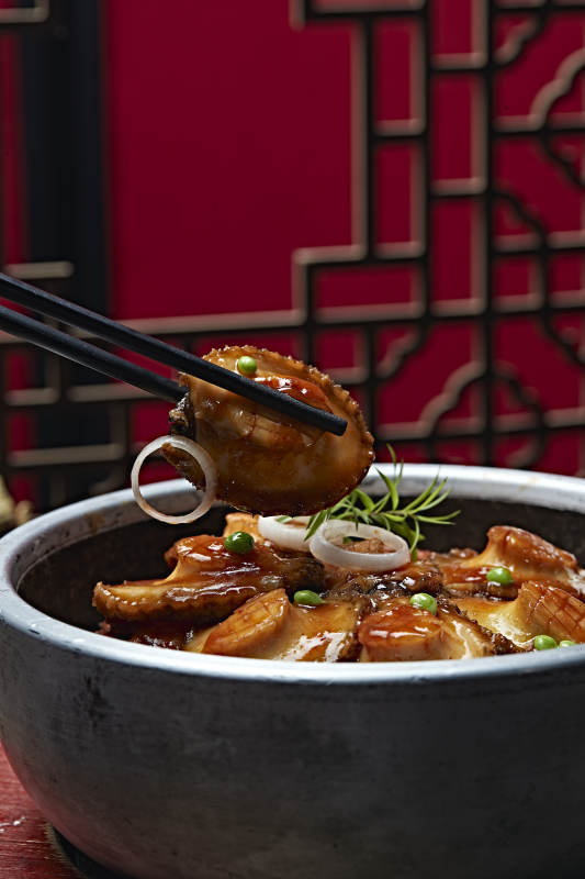 石锅猪脚煨鲍鱼