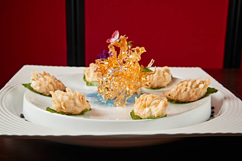 可爱小刺猬形状的油炸杏仁虾饼