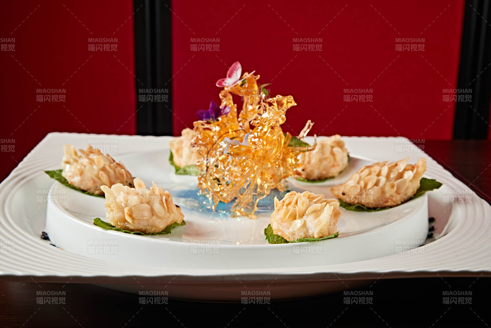 可爱小刺猬形状的油炸杏仁虾饼