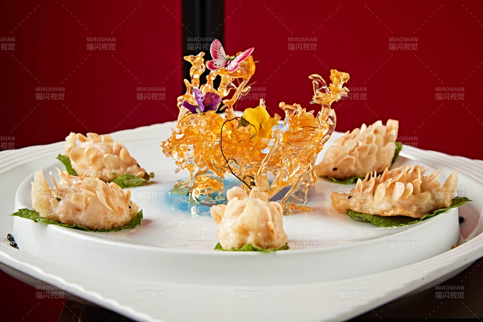 可爱小刺猬形状的油炸杏仁虾饼