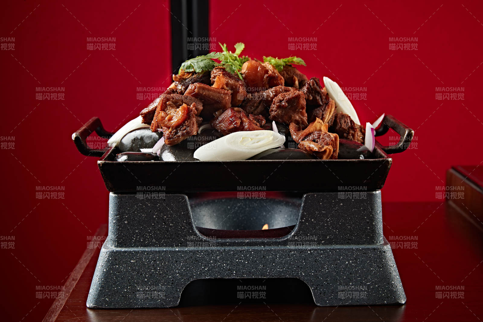 鐵板鵝卵石蔥香燒牛腩