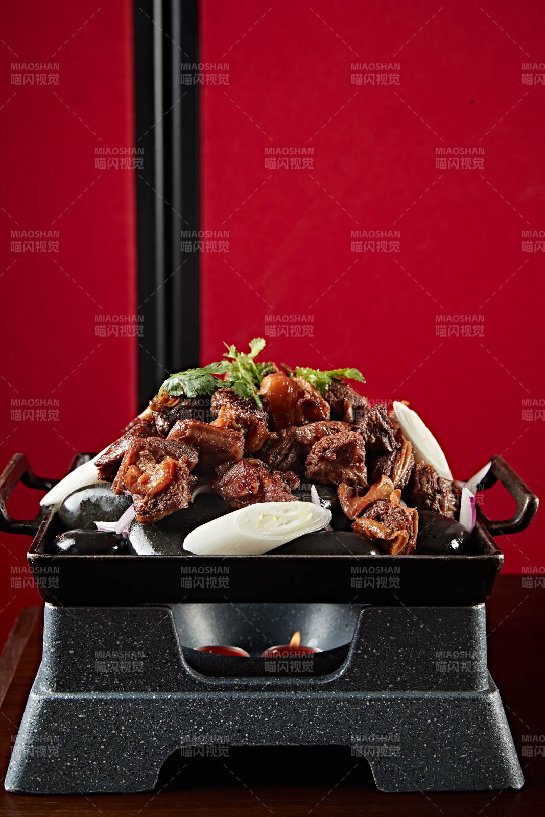 鐵板鵝卵石蔥香燒牛腩