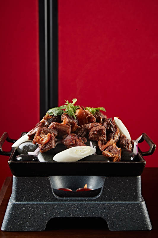 鐵板鵝卵石蔥香燒牛腩