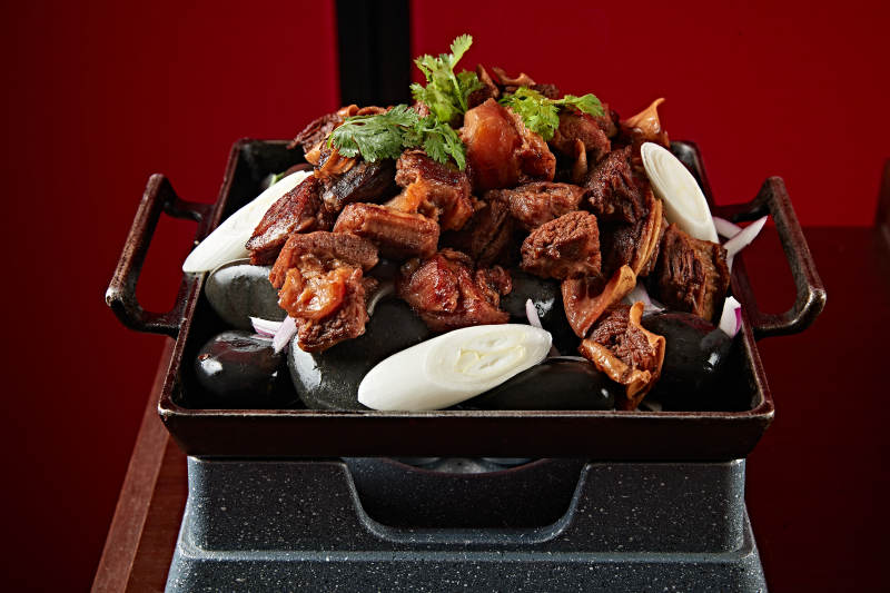 鐵板鵝卵石蔥香燒牛腩