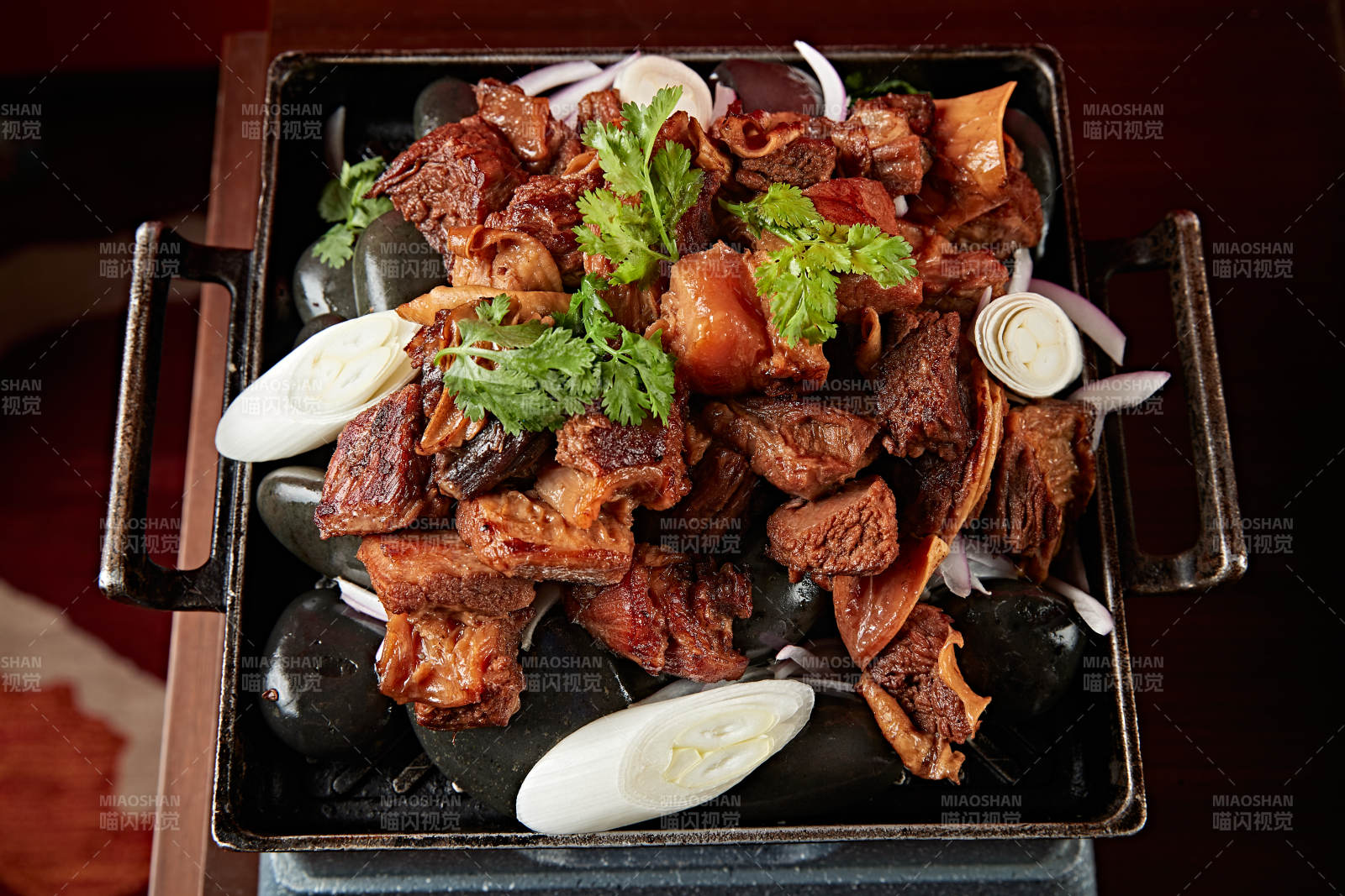 鐵板鵝卵石蔥香燒牛腩