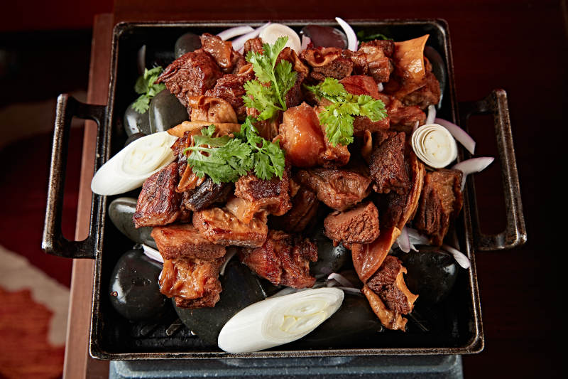 鐵板鵝卵石蔥香燒牛腩